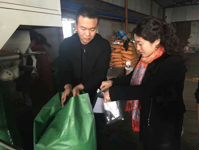 帶著我們的友誼，發向豐收的貨車