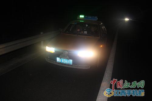 的哥高速路上開車犯困 應急車道停車睡大覺