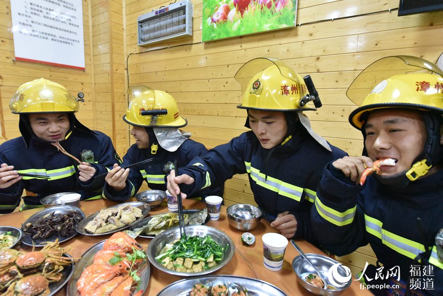 “在家過年熱鬧，在大隊過年還有兄弟們在一起，更熱鬧?！蹦暇赶来箨爲鸲芬话喔卑嚅L王祥祥（右二）感嘆。 余杉芳攝