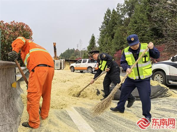 各部門聯合清理路面散落物.jpg 各部門聯合清理路面散落物.jpg