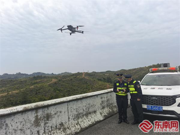 閩贛兩省執法員使用無人機開展巡查.jpg 閩贛兩省執法員使用無人機開展巡查.jpg
