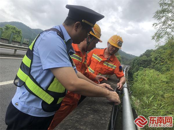 聯合排查橋梁外掛線纜.jpg 聯合排查橋梁外掛線纜.jpg
