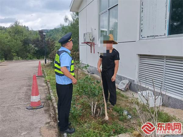 執法員向當事人普法宣傳并糾正違法行為.jpg 執法員向當事人普法宣傳并糾正違法行為.jpg