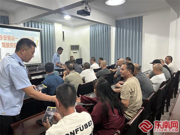 執法人員向企業人員發放宣傳材料.jpg 執法人員向企業人員發放宣傳材料.jpg