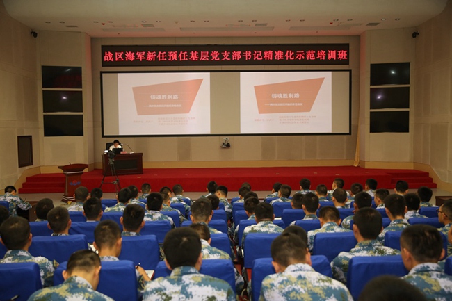 洪武子在為海軍官兵講解古田會議精神。 古田會議紀念館供圖